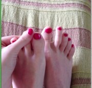Sweet Cuple - lackierte Zehen befingert